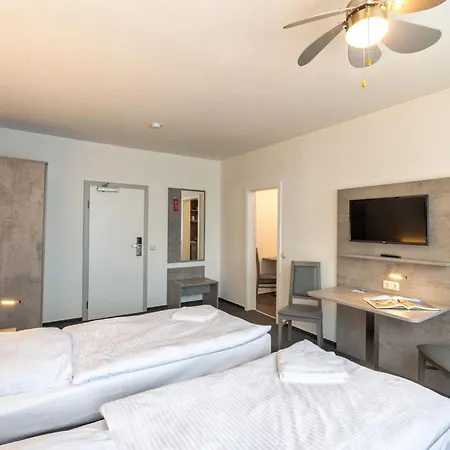 & Gaestehaus Luetten Klein 3* רוסטוק
