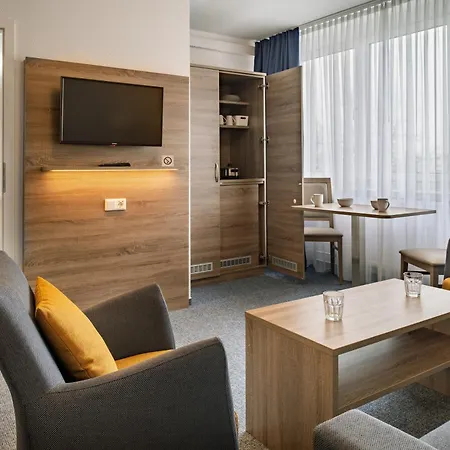& Gaestehaus Luetten Klein 3* רוסטוק