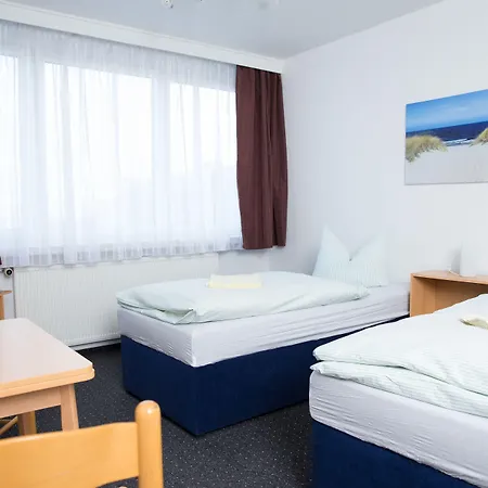 & Gaestehaus Luetten Klein 3* רוסטוק