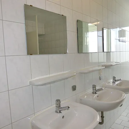 & Gaestehaus Luetten Klein רוסטוק