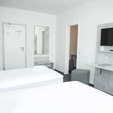מלון & Gaestehaus Luetten Klein 3*